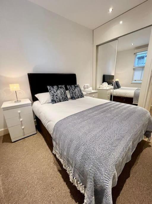 Spacious 2bed/2bath Flat Next To Eye Appartamento Londra